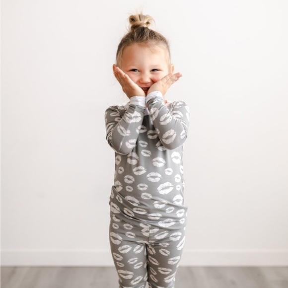 NIB LS Gray Kisses 2pc Set